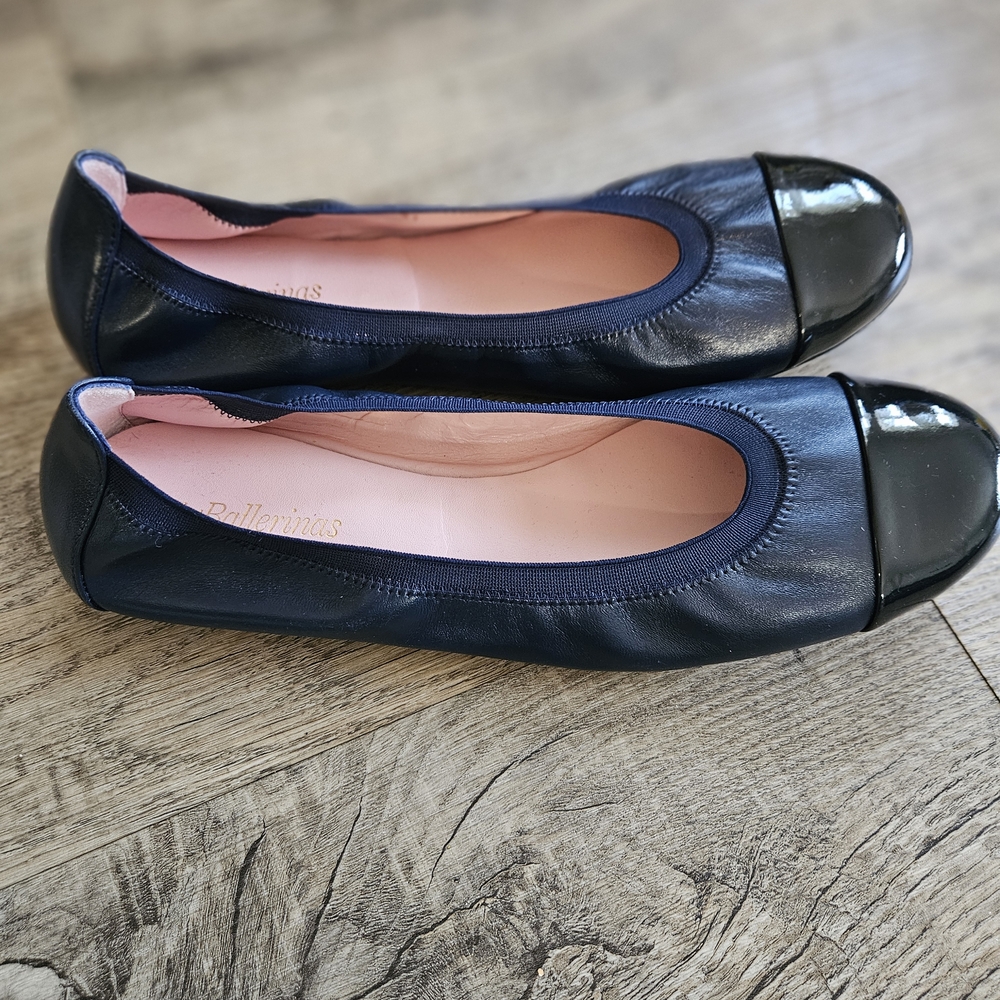Pretty Ballerinas NWOT Black & Navy Flats